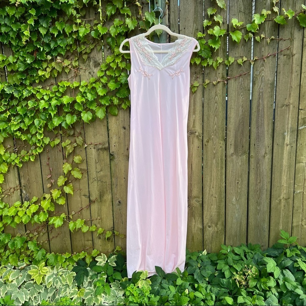 Vintage 60s sleeveless maxi nightgown with lace and floral details